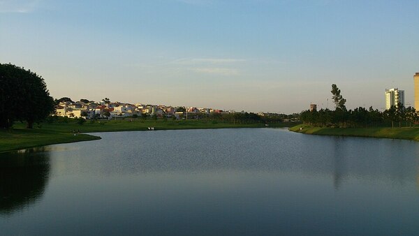 Lago do Parque Ecológico de Indaiatuba ao entardecer
